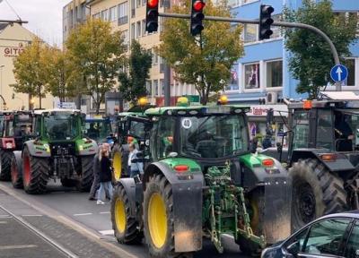 هزاران کشاورز معترض در آلمان با تراکتور راهی شهرها شدند