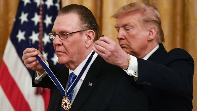 ترامپ مدال آزادی را به گردن ژنرال بازنشسته بست